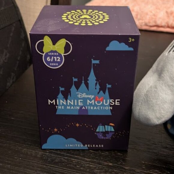⬇️PD⬇️DISNEY MINNIE+ Pin Set, Cup & Magic Band LIMITED RELEASE COLLECTIBLES - Picture 6 of 9